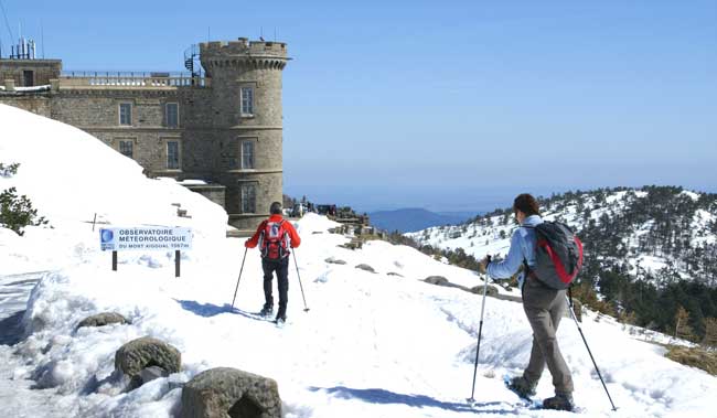 photo de personnes en raquettes à l'observatoire météorologique